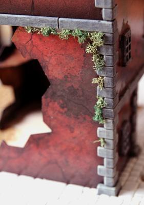 bemalte Plastikteile und Pflanzenwuchs in den Vertiefungen bemalte Plastikteile und Pflanzenwuchs in den Vertiefungen