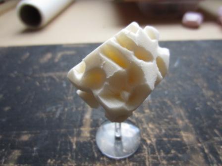 Dann mit einem spitzen Werkzeug rundherum Löcher ausbrechen. Dann mit einem spitzen Werkzeug rundherum Löcher ausbrechen.