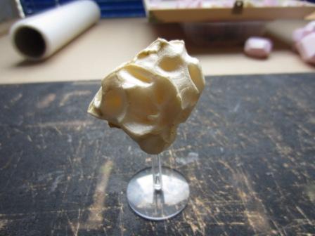 Jetzt wird mit offener Flamme vorsichtig abgefackelt. Jetzt wird mit offener Flamme vorsichtig abgefackelt.